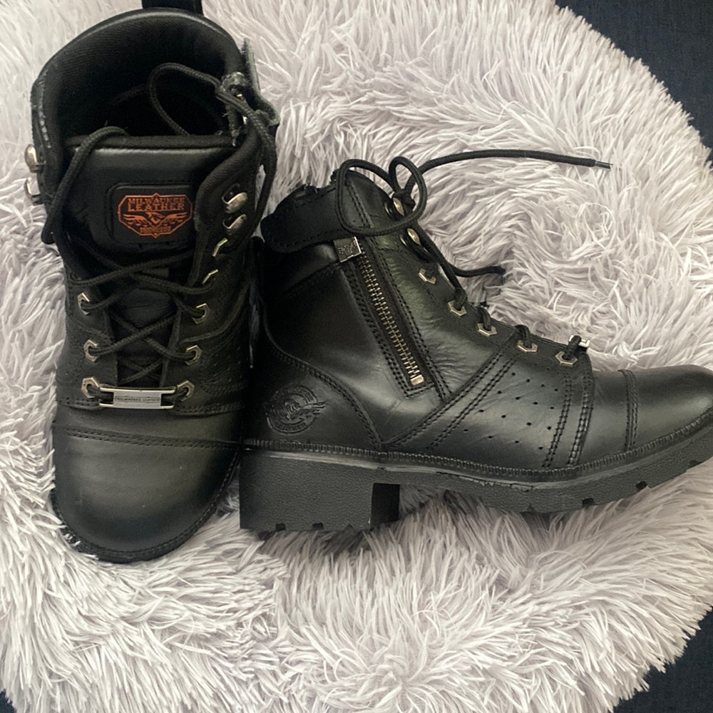 Brand new worn 1 time! Real leather, super comfortable, and perfect for riding!